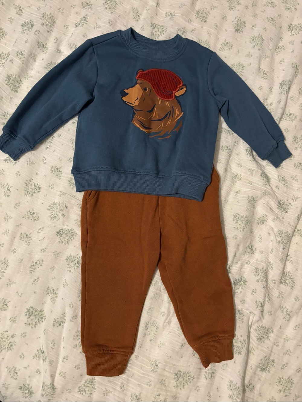 Kids Two-Piece Bear Sweatshirt & Joggers Set in Blue and Brown